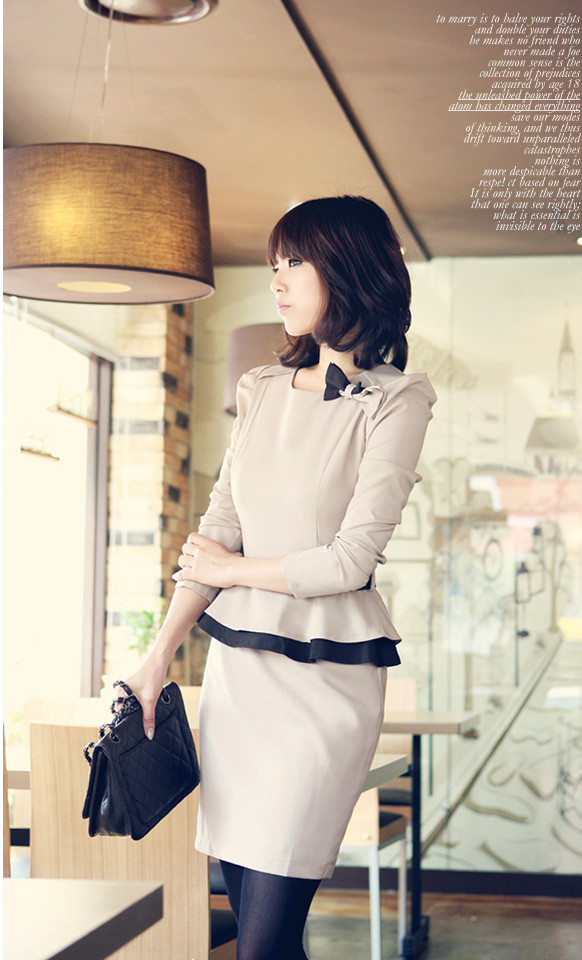 Bạn đang ngại mặc váy liền thân chỉ vì chúng sẽ phô ra phần vai thô ngang của bạn, vậy những chiếc váy tay bồng hoặc có những điểm nhấn xinh xắn ở phần vai chính là "cứu cánh" cho bạn. Bạn đang ngại mặc váy liền thân chỉ vì chúng sẽ phô ra phần vai thô ngang của bạn, vậy những chiếc váy tay bồng hoặc có những điểm nhấn xinh xắn ở phần vai chính là "cứu cánh" cho bạn.