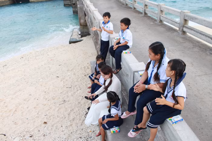 Khánh Hòa đã mất gần 2 năm để theo đuổi dự án, đầu tư cho album 'Gần lắm Trường Sa'. Trong đó, suốt một năm ròng chị phải làm thủ tục xin phép để quay ở Đảo, rồi thủ tục cho ê kíp quay phim hơn 10 người ra đảo.