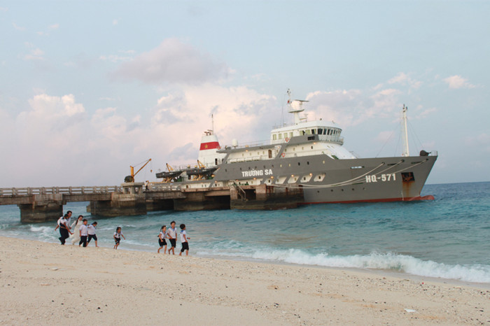 Lần đầu tiên NSƯT Khánh Hòa ra Trường Sa là vào tháng 4/2009 và trong chuyến đi đó, chị đã có ý định xin ra Trường Sa lần thứ 2 để mang tiếng hát của mình động viên tinh thần các chiến sỹ nơi đầu sóng ngọn gió. Lần đầu tiên NSƯT Khánh Hòa ra Trường Sa là vào tháng 4/2009 và trong chuyến đi đó, chị đã có ý định xin ra Trường Sa lần thứ 2 để mang tiếng hát của mình động viên tinh thần các chiến sỹ nơi đầu sóng ngọn gió.