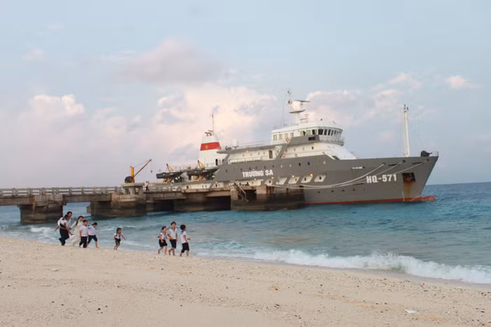 Lần đầu tiên NSƯT Khánh Hòa ra Trường Sa là vào tháng 4/2009 và trong chuyến đi đó, chị đã có ý định xin ra Trường Sa lần thứ 2 để mang tiếng hát của mình động viên tinh thần các chiến sỹ nơi đầu sóng ngọn gió.