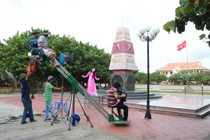 Chờ đợi rất lâu, nhưng cuối cùng, chị được chấp nhận và trở thành nghệ sỹ đầu tiên được chấp nhận quay toàn bộ đĩa nhạc tại các đảo ở Trường Sa. Chờ đợi rất lâu, nhưng cuối cùng, chị được chấp nhận và trở thành nghệ sỹ đầu tiên được chấp nhận quay toàn bộ đĩa nhạc tại các đảo ở Trường Sa.