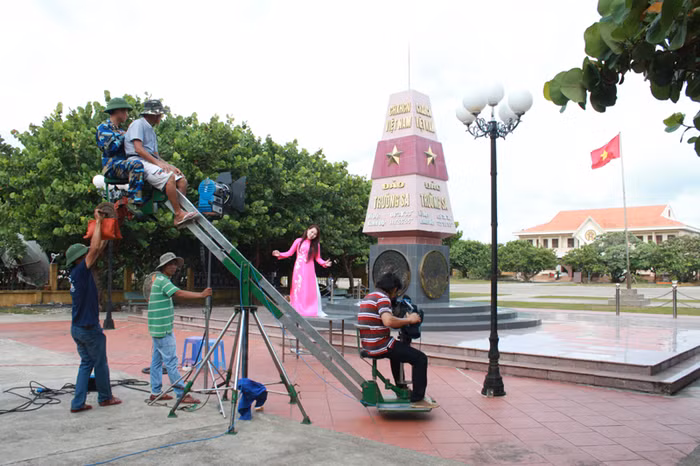 Chờ đợi rất lâu, nhưng cuối cùng, chị được chấp nhận và trở thành nghệ sỹ đầu tiên được chấp nhận quay toàn bộ đĩa nhạc tại các đảo ở Trường Sa.