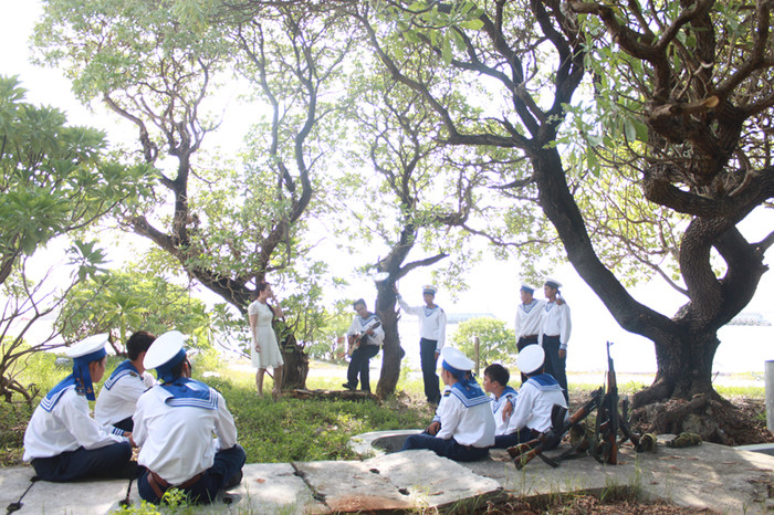 Nhưng tâm niệm khiến chị và đoàn làm phim vượt lên mọi khó khăn chính là: Tất cả vì Trường Sa thân yêu. Nhưng tâm niệm khiến chị và đoàn làm phim vượt lên mọi khó khăn chính là: Tất cả vì Trường Sa thân yêu.
