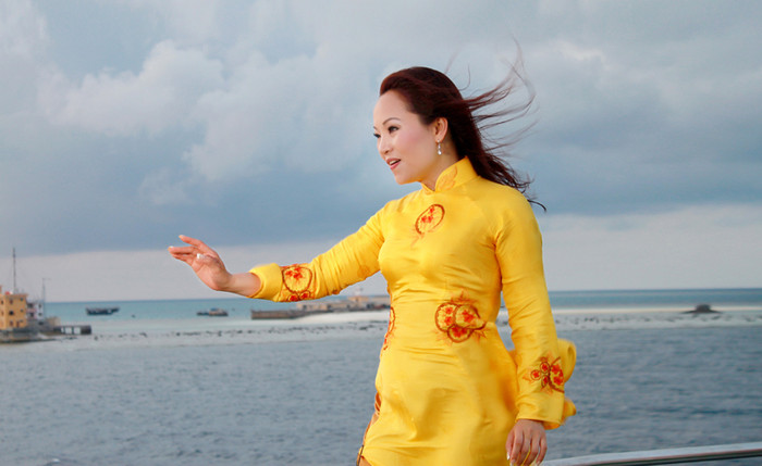 Để có những thước phim ngoài trời, ê kíp phải làm việc khá vất vả, hầu như dậy sớm từ 2-3h sáng đến tận tối muộn vì thời gian eo hẹp và điều kiện di chuyển khó khăn. Để có những thước phim ngoài trời, ê kíp phải làm việc khá vất vả, hầu như dậy sớm từ 2-3h sáng đến tận tối muộn vì thời gian eo hẹp và điều kiện di chuyển khó khăn.