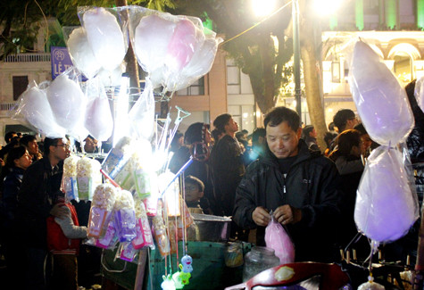 Các hàng quà vặt tranh thủ bán trước lúc giao thừa phục vụ người dân