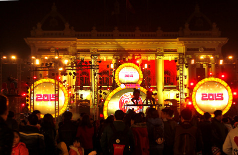 Chuẩn bị đến thời khắc chuyển giao giữa năm cũ sang năm mới, đồng hồ chuẩn bị đếm ngược