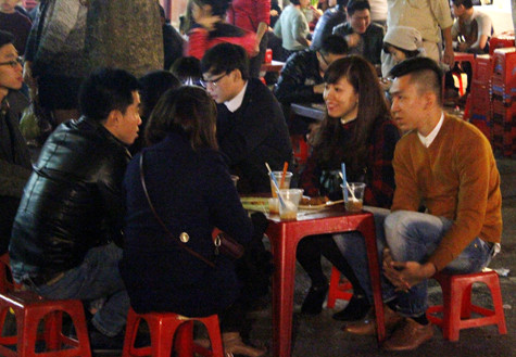 Những người xuống đường đón giao thừa đa số là các bạn trẻ, họ tranh thủ chuyện trò truớc thời khắc chuyển giao