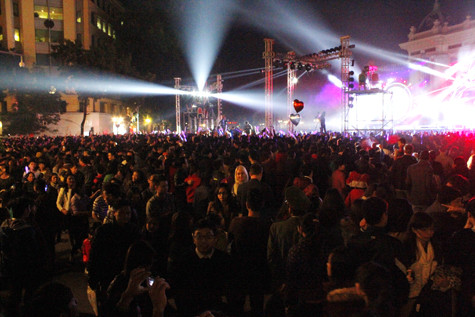 Biển người ngày càng đông