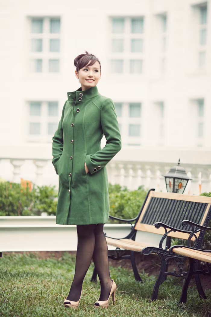 Trong bộ ảnh mới, Lã Thanh Huyền trông rất quyến rũ với thời trang công sở của thương hiệu ELISE đậm chất phong cách Ý.