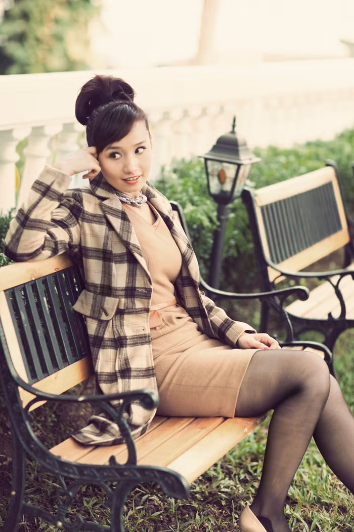 Lã Thanh Huyền xinh tươi, nhí nhảnh như gái chưa chồng.