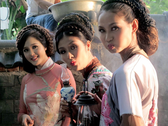 Phút nhí nhảnh hậu trường của bộ ảnh.