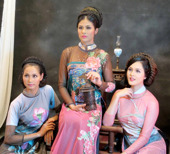 Ngoài chụp với áo yếm, Ngọc Hân và các người đẹp còn chụp với áo dài truyền thống.