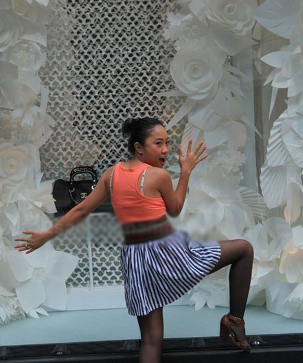 Dù chân thon đến mấy thì Đoan Trang cũng đã gây ấn tượng xấu với dáng đứng thiếu đoan trang Dù chân thon đến mấy thì Đoan Trang cũng đã gây ấn tượng xấu với dáng đứng thiếu đoan trang