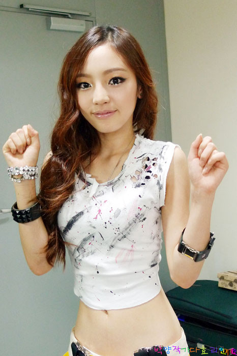 ...và Go Hara "nắm tay nhau" vì cùng sở hữu chỉ số vòng hai "con kiến": 53 cm ...và Go Hara "nắm tay nhau" vì cùng sở hữu chỉ số vòng hai "con kiến": 53 cm