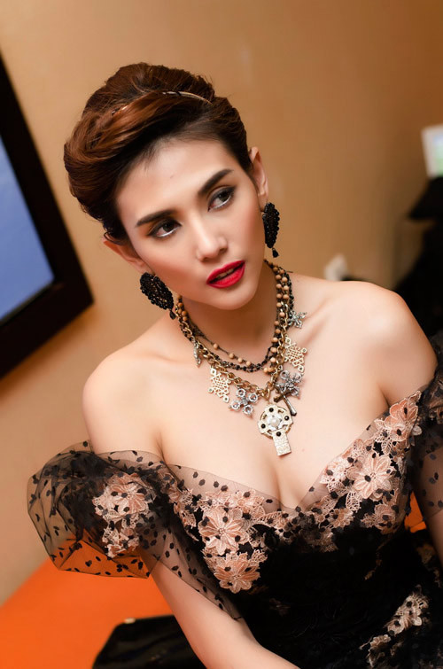 Võ Hoàng Yến - Á hậu Hoa hậu Hoàn vũ 2008 thu hút mọi ánh mắt với chiếc váy trễ cổ Võ Hoàng Yến - Á hậu Hoa hậu Hoàn vũ 2008 thu hút mọi ánh mắt với chiếc váy trễ cổ