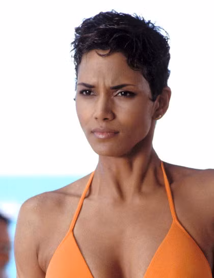 9. Jinx (do Halle Berry đóng), tập phim Die Another Day (2002) Kiểu tóc pixie ngắn cần sự trợ giúp nhiều của gel tạo nếp. Bạn nên dùng loại gel có độ cứng trung bình và thoa lên tóc khi tóc còn ướt. Tuy nhiên, trước khi tạo kiểu, mái tóc cần được uốn xoăn, tạo cảm giác như các lọn tóc đang bay, rất lãng mạn.
