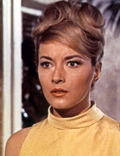 2. Tatiana Romanova (do Daniela Bianchi đóng), tập phim From Russia With Love (1963) Chuẩn bị gel tạo kiểu, mấy chiếc cặp ghim và thực hiện theo hướng dẫn dưới đây: - Kéo toàn bộ phần đuôi tóc lên cao rồi xoắn nhẹ lại. Lưu ý, chừa lại khoảng 1/3 đuôi tóc để xõa tự nhiên. - Dùng cặp ghim kẹp phần đuôi tóc đã xoắn lên trên. Với phần tóc chừa lại, bạn sắp xếp thành các lọn đẹp mắt trên đỉnh đầu. - Chải mượt tóc mái về một bên rồi xịt gel giữ nếp.