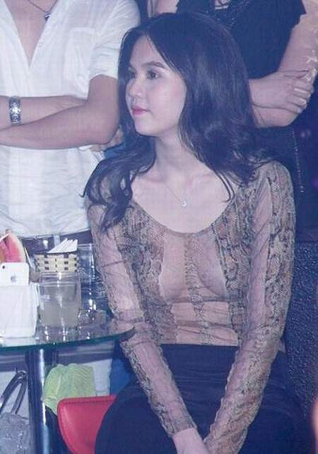 Ngọc Trinh và màn xuyên thấu "nặng đô" gây xôn xao dư luận với trang phục áo ren mỏng không mặc bra khi đến vũ trường.