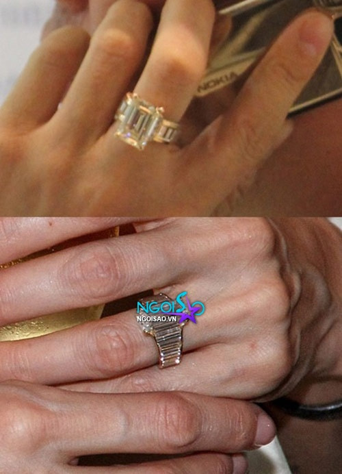 Cận cảnh chiếc nhẫn tay trên của Đàm Vĩnh Hưng và tay dưới là Angelina Cận cảnh chiếc nhẫn tay trên của Đàm Vĩnh Hưng và tay dưới là Angelina