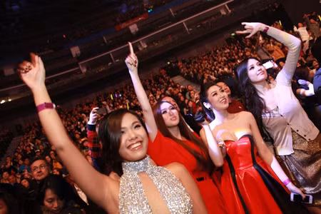 .. giữa một sân khấu toàn những áo khoác, khăn lông.