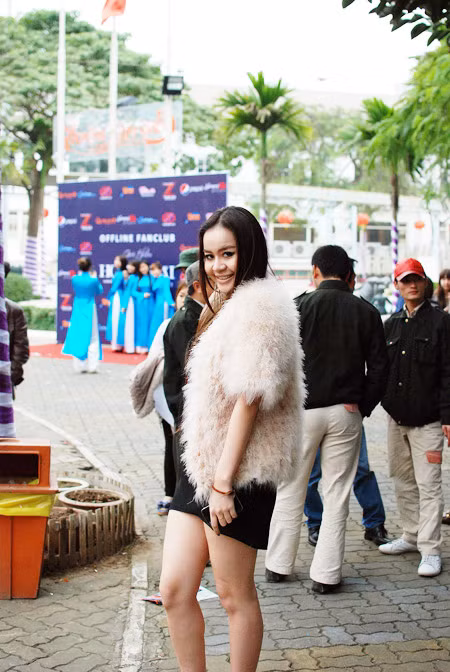 Những khoảng da thịt vẫn được hở ra ngoài, bất chấp lạnh giá