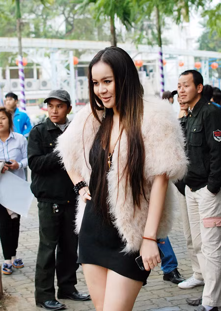 Sinh sống và làm việc tại Hà Nội, 'yêu nữ hàng hiệu' Vũ Hạnh Nguyên đã quá quen thuộc với tiết trời 'cắt da cắt thịt' của mùa đông miền Bắc.