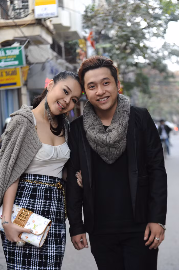 ... đến cả đấng nam nhi bên cạnh cũng phải giữ ấm cho mình với áo với khăn..