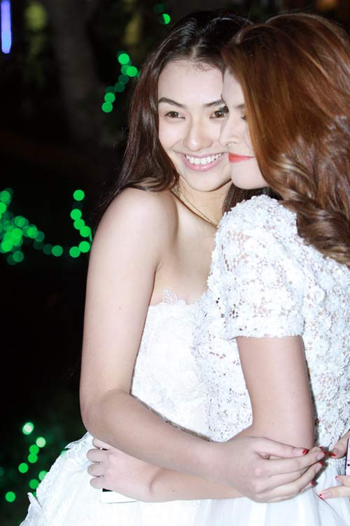 Dù sexy, nhưng nhan sắc của Hồng Quế lại tiều tụy, nhợt nhạt vì phái chống chọi với cơn gió lạnh cắt da cắt thịt Dù sexy, nhưng nhan sắc của Hồng Quế lại tiều tụy, nhợt nhạt vì phái chống chọi với cơn gió lạnh cắt da cắt thịt