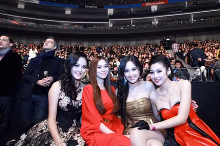 Không chỉ mai Phương Thúy, mà rất nhiều người đẹp khác của showwbiz cũng 'nổi bật' bằng trang phục 'mát mẻ'...