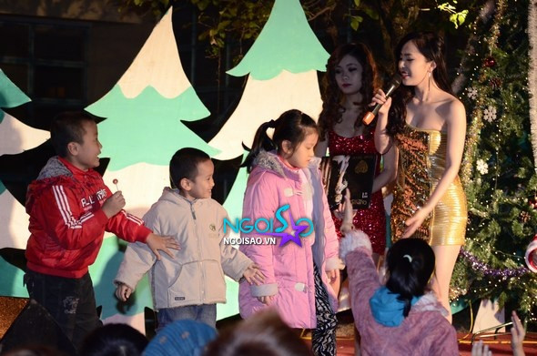 .. chứ không ấm áp như những em nhỏ tặng hoa cô trong chương trình hôm đó .. chứ không ấm áp như những em nhỏ tặng hoa cô trong chương trình hôm đó