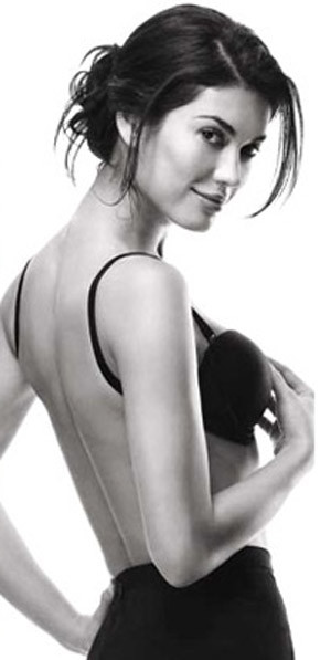 Kiểu bra có dây đeo vòng qua vai như thế này phù hợp với loại váy áo "kín trước hở sau".