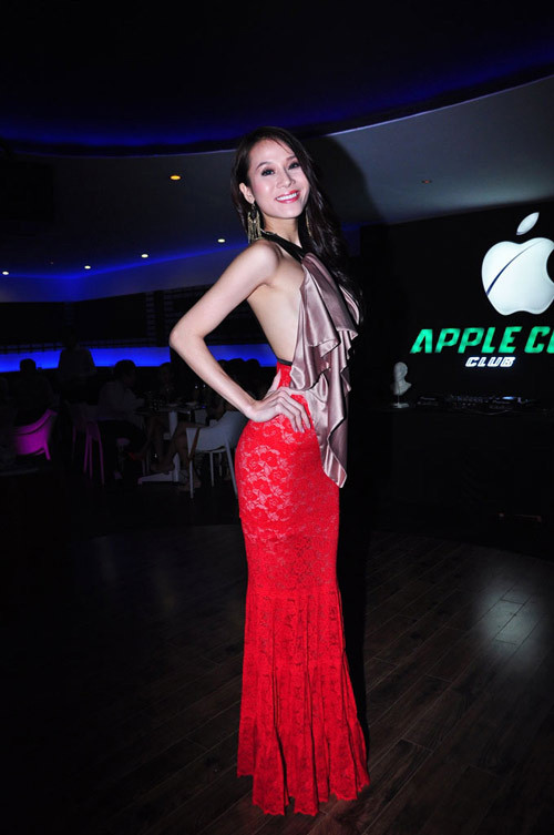 3. Cong cong hình chữ S Đây là kiểu tạo dáng được rất nhiều sao Việt yêu chiều. Cộng hưởng cùng chiếc váy bó sát, dáng đứng này thực sự đem lại vẻ gợi cảm, sexy cho các mỹ nhân. Chân dài Thái Hà thật khéo khoe đường cong cơ thể với dáng đứng này. Đặt tay lên hông cũng là cách hướng gây chú ý đến phần eo thon thả