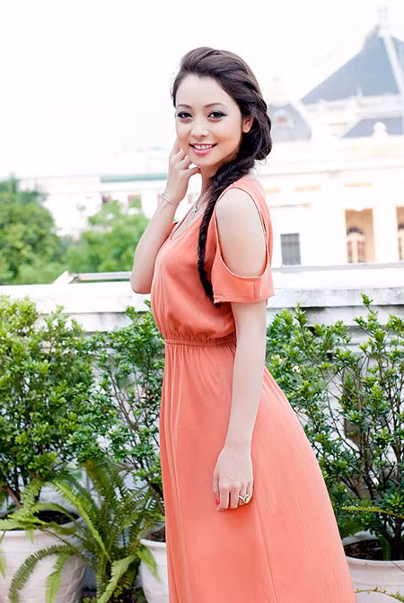 5. Nghiêng người Cách dễ nhất để trông cực ổn khi đứng trước ống kính chính là đứng hơi nghiêng qua một bên. Với cách tạo dáng này, các sao sẽ trông bé nhỏ đi rất nhiều so với thực tế. Hoa hậu Jennifer Phạm trông thon thả hẳn với dáng đứng nghiêng người