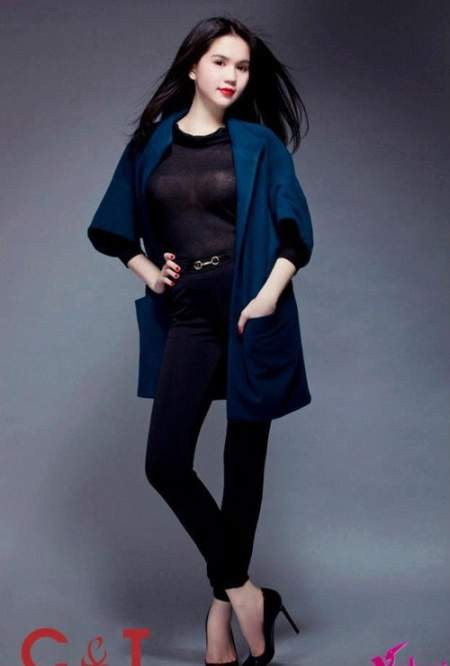 Người đẹp Trà Vinh tự tin diện áo mỏng tang phô trương vòng 1 đầy đặn trong loạt ảnh quảng bá cho thương hiệu thời trang C&T do mình làm chủ.̉