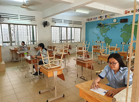 Phòng thi số 26 của điểm thi trường Điện Biên chỉ có 3 thí sinh (ảnh: P.L) Phòng thi số 26 của điểm thi trường Điện Biên chỉ có 3 thí sinh (ảnh: P.L)