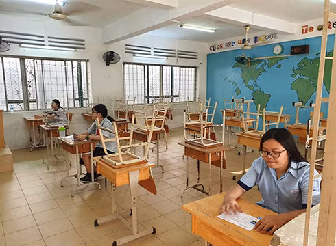 Phòng thi số 26 của điểm thi trường Điện Biên chỉ có 3 thí sinh (ảnh: P.L)