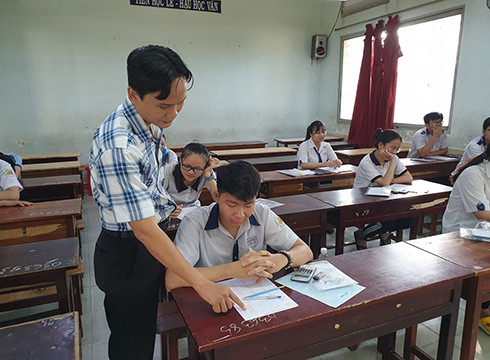 Cán bộ coi thi nhắc nhở thí sinh trước giờ làm bài ở điểm thi Trường Bà Điểm, huyện Hóc Môn, ảnh minh họa (ảnh: P.L) Cán bộ coi thi nhắc nhở thí sinh trước giờ làm bài ở điểm thi Trường Bà Điểm, huyện Hóc Môn, ảnh minh họa (ảnh: P.L)