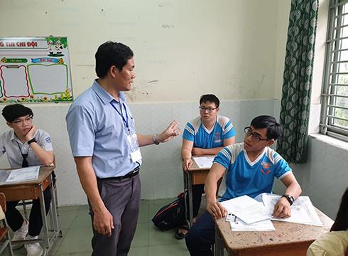 Điểm trưởng Tống Văn Tạo nhắc nhở thí sinh sử dụng máy trợ thính ở phòng thi 2928 (ảnh: P.L) Điểm trưởng Tống Văn Tạo nhắc nhở thí sinh sử dụng máy trợ thính ở phòng thi 2928 (ảnh: P.L)