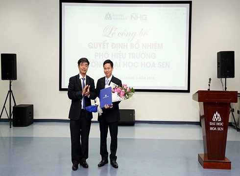 Chủ tịch Hội đồng Quản trị Trường Đại học Hoa Sen trao quyết định bổ nhiệm Phó Hiệu trưởng (ảnh: HSU) Chủ tịch Hội đồng Quản trị Trường Đại học Hoa Sen trao quyết định bổ nhiệm Phó Hiệu trưởng (ảnh: HSU)