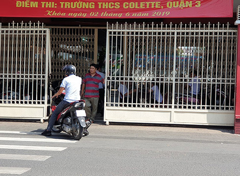 Cổng điểm thi ở Trường Colette vẫn mở cửa thoải mái lúc 9h14 sáng ngày 3/6 (ảnh: P.L)
