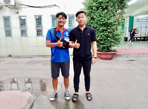 Nam thí sinh được sinh viên Thiện Nhân đổi quần dài (ảnh: VHU) Nam thí sinh được sinh viên Thiện Nhân đổi quần dài (ảnh: VHU)