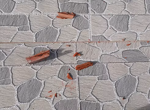 Hàng loạt viên gạch vỡ vụn trước nhà cô Hà Tú Trinh sáng ngày 5/6/2019 (ảnh: P.L)