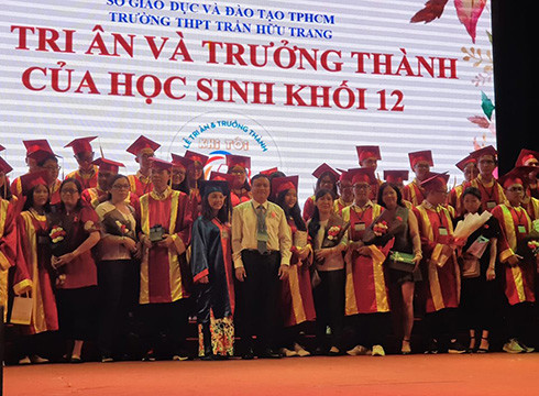 Ban Giám hiệu Trường Trần Hữu Trang tặng quà cho học sinh của khối 12 của trường (ảnh: P.L) Ban Giám hiệu Trường Trần Hữu Trang tặng quà cho học sinh của khối 12 của trường (ảnh: P.L)