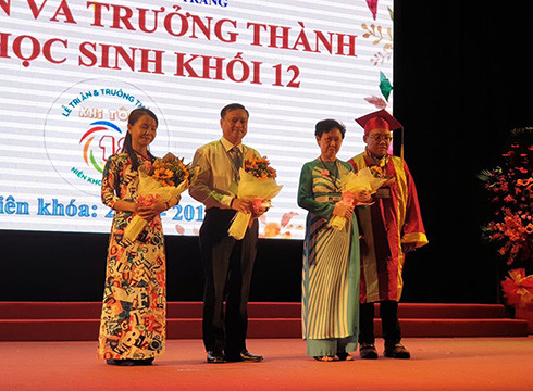 Học sinh khối 12 tặng hoa cảm ơn giáo viên, thầy Hiệu trưởng trong lễ tri ân, trưởng thành (ảnh: P.L) Học sinh khối 12 tặng hoa cảm ơn giáo viên, thầy Hiệu trưởng trong lễ tri ân, trưởng thành (ảnh: P.L)