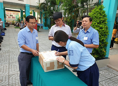 Thí sinh kiểm tra đề thi vẫn còn nguyên niêm phong ở điểm thi Trường Điện Biên (ảnh: P.L) Thí sinh kiểm tra đề thi vẫn còn nguyên niêm phong ở điểm thi Trường Điện Biên (ảnh: P.L)