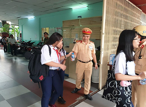 Cảnh sát giao thông Thành phố Hồ Chí Minh phát nước suối miễn phí cho các thí sinh (ảnh: P.L)