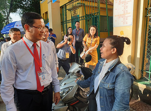 Thứ trưởng Nguyễn Văn Phúc động viên phụ huynh trong lúc thí sinh đang làm bài (ảnh: P.L) Thứ trưởng Nguyễn Văn Phúc động viên phụ huynh trong lúc thí sinh đang làm bài (ảnh: P.L)