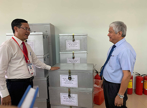 Thứ trưởng Nguyễn Văn Phúc (cà vạt đỏ) kiểm tra một nơi đựng đề thi của một điểm thi (ảnh: A.T) Thứ trưởng Nguyễn Văn Phúc (cà vạt đỏ) kiểm tra một nơi đựng đề thi của một điểm thi (ảnh: A.T)