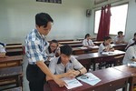 Một cán bộ coi thi bị giật túi xách, phải xin ngưng làm nhiệm vụ giữa chừng Một cán bộ coi thi bị giật túi xách, phải xin ngưng làm nhiệm vụ giữa chừng