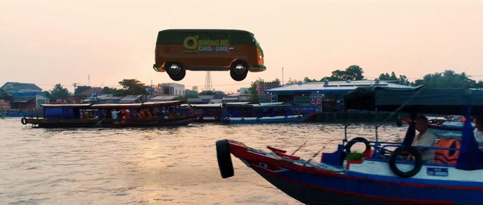 Những cảnh đẹp trên khắp đất nước lần lượt xuất hiện theo Chuyến xe Không Độ trong MV. Những cảnh đẹp trên khắp đất nước lần lượt xuất hiện theo Chuyến xe Không Độ trong MV.